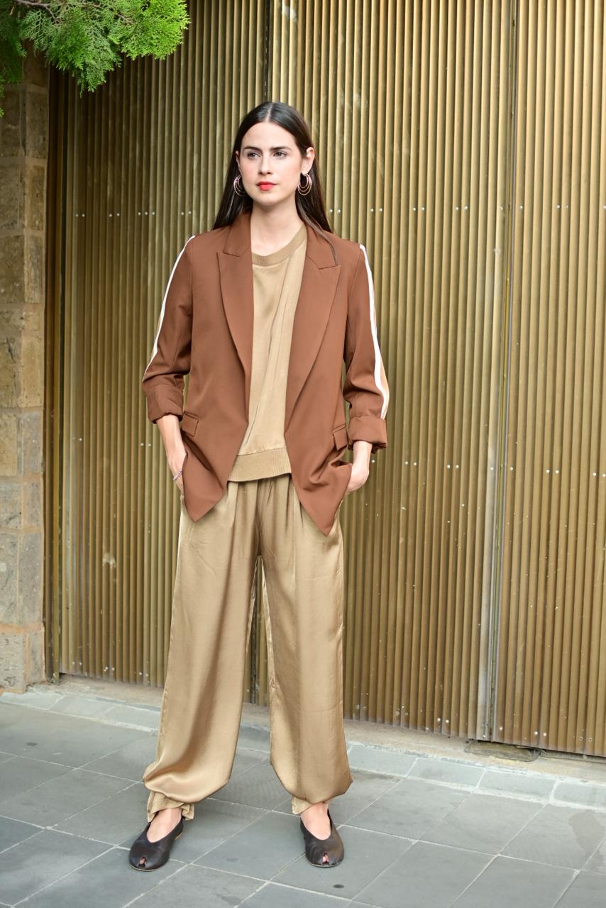 Blazer café con línea