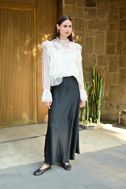 Falda de satín negra