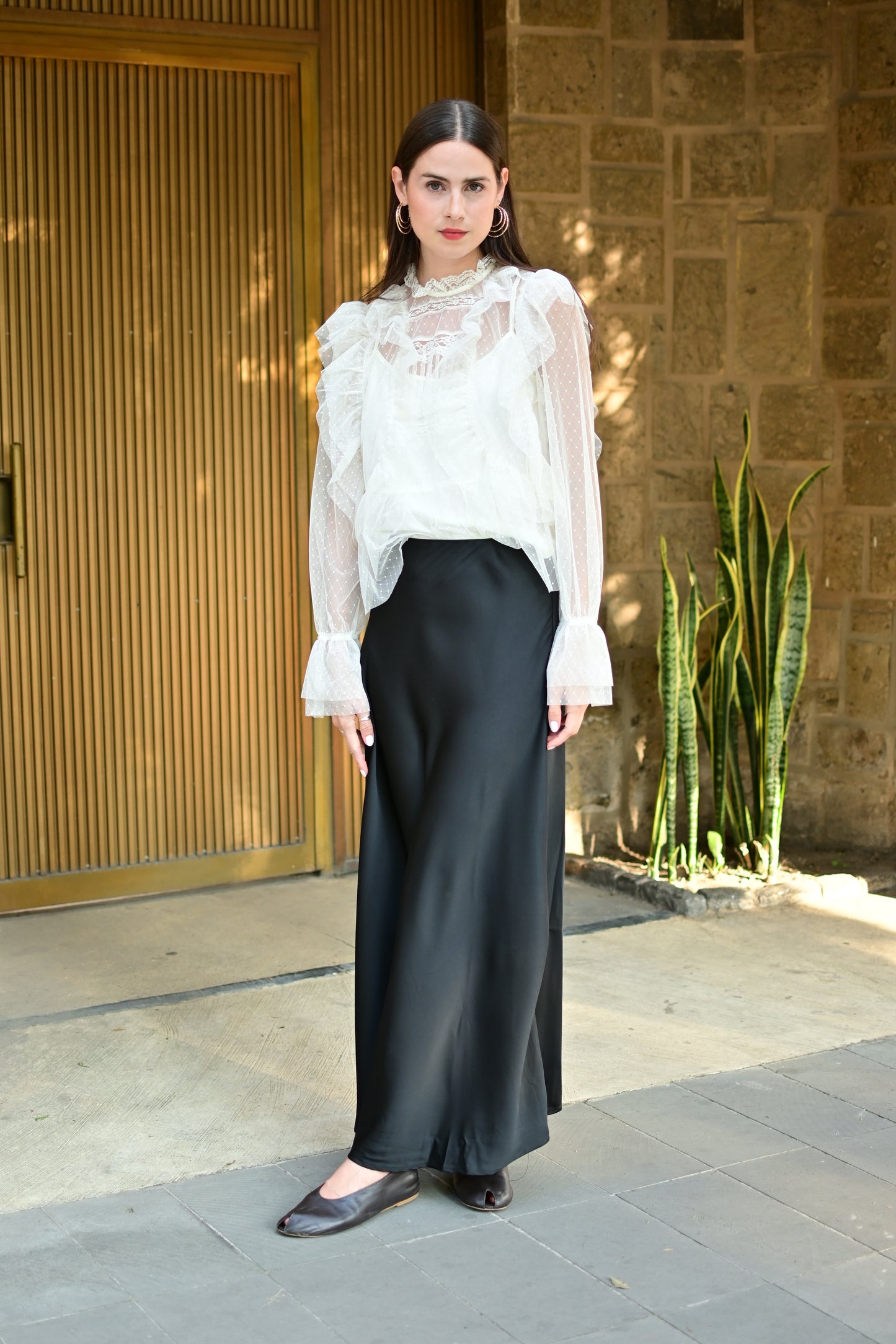 Falda de satín negra