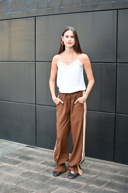 Pantalón con línea lateral café