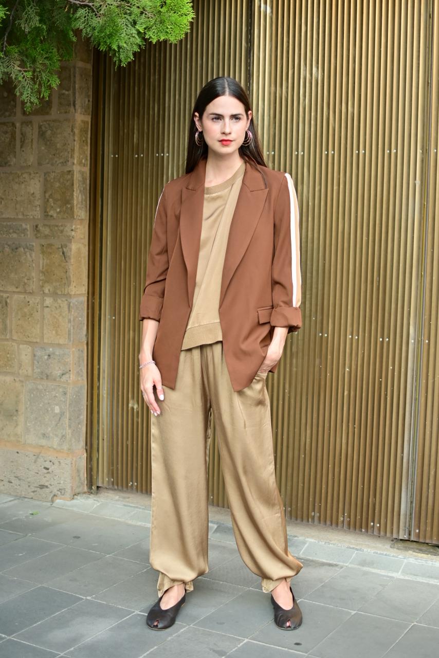 Blazer café con línea